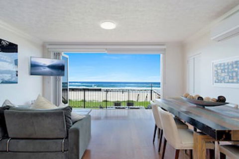 Beachfront Palm Beach Townhouse - Accommodation Mount Tamborine 0