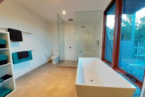 Amazing Unique Five-Star Waterfront Retreat - Accommodation Mount Tamborine 6