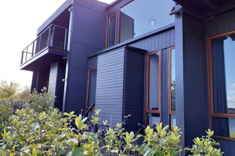 Amazing Unique Five-Star Waterfront Retreat - Accommodation Mount Tamborine 1