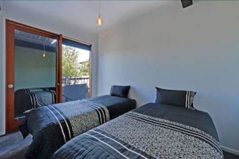 Amazing Unique Five-Star Waterfront Retreat - Accommodation Mount Tamborine 4