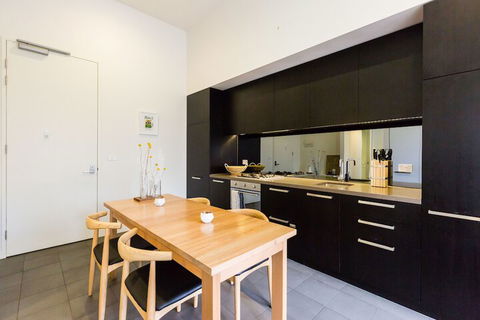 GEORGE, 1BDR North Melbourne Apartment - Accommodation Mount Tamborine 3