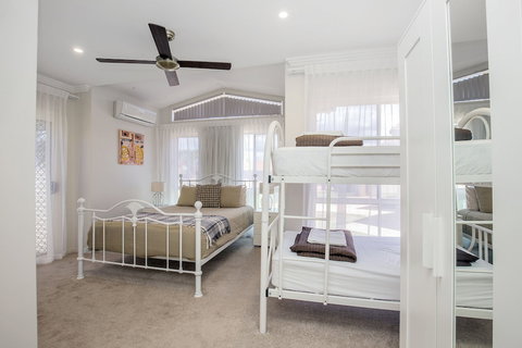 Lakehouse Family Oasis - Accommodation Mount Tamborine 4