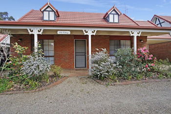 Oak Cottage - Tudor Village Unit 5 - Accommodation Mount Tamborine 0