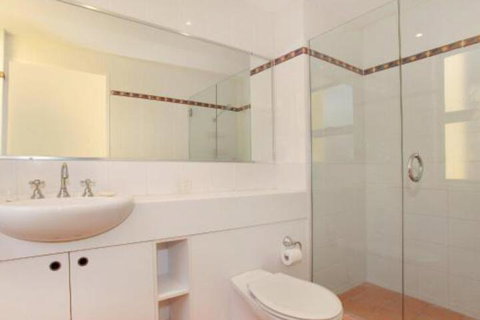 Little Hill 3 2 BDRM Apt On Parkyn Pde - Accommodation Mount Tamborine 2