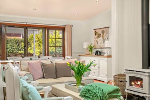 Frangipani House - Accommodation Mount Tamborine 0