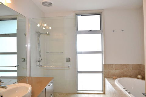 LA MER Centrally Located Free Wifi - Accommodation Mount Tamborine 6