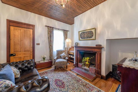 Sargeants & Armoury Cottages 1823 - Accommodation Mount Tamborine 5