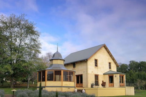 Kentisbury Country House - Accommodation Mount Tamborine 0