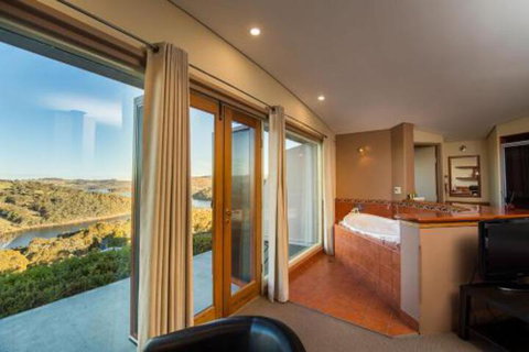 Eagle View Escape - Accommodation Mount Tamborine 2