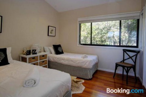 ROCKPOOL (4 Night Min) - Accommodation Mount Tamborine 3