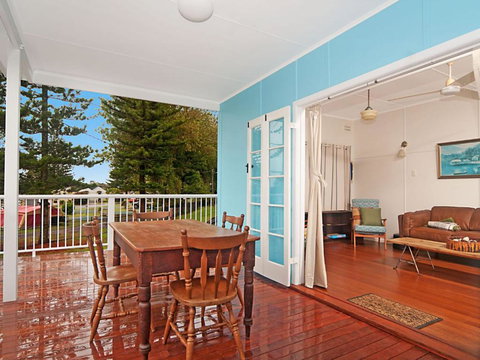 The Blue House Flat Walk To River & Beach - Accommodation Mount Tamborine 3
