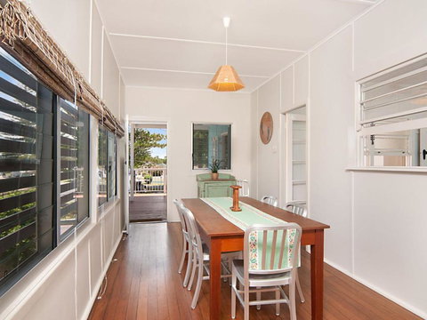 The Blue House Flat Walk To River & Beach - Accommodation Mount Tamborine 1