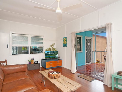 The Blue House Flat Walk To River & Beach - Accommodation Mount Tamborine 5