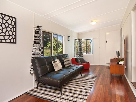 The Blue House Flat Walk To River & Beach - Accommodation Mount Tamborine 4