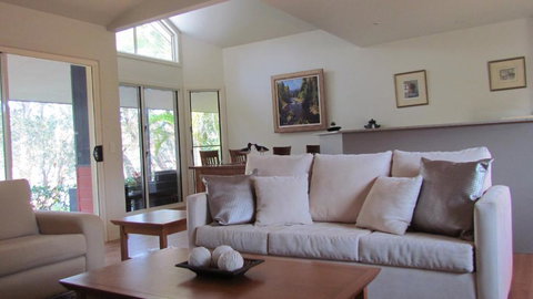 Lake Russell Lakeside Retreat - Accommodation Mount Tamborine 2