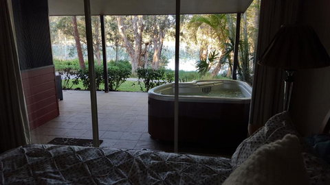 Lake Russell Lakeside Retreat - Accommodation Mount Tamborine 1