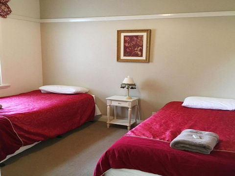 Robin Hill Manor Rambling Retreat & Tennis Court - Accommodation Mount Tamborine 5