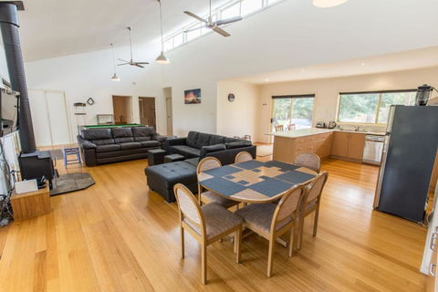 Acacia Lakehouse The Lake At Your Doorstep - Accommodation Mount Tamborine 1