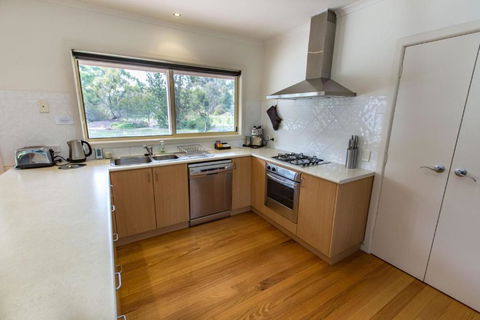 Acacia Lakehouse The Lake At Your Doorstep - Accommodation Mount Tamborine 4