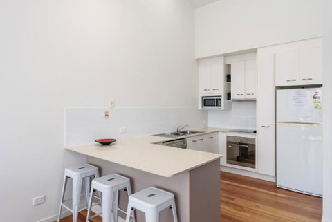 Unit 2 Rainbow Surf Modern Double Storey Townhouse With Large Shared Pool Close To Beach & Shops - Accommodation Mount Tamborine 2