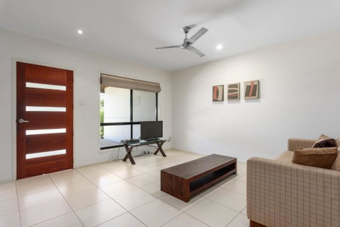 Unit 2 Rainbow Surf Modern Double Storey Townhouse With Large Shared Pool Close To Beach & Shops - Accommodation Mount Tamborine 6
