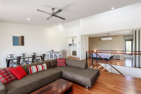 Unit 2 Rainbow Surf Modern Double Storey Townhouse With Large Shared Pool Close To Beach & Shops - Accommodation Mount Tamborine 4