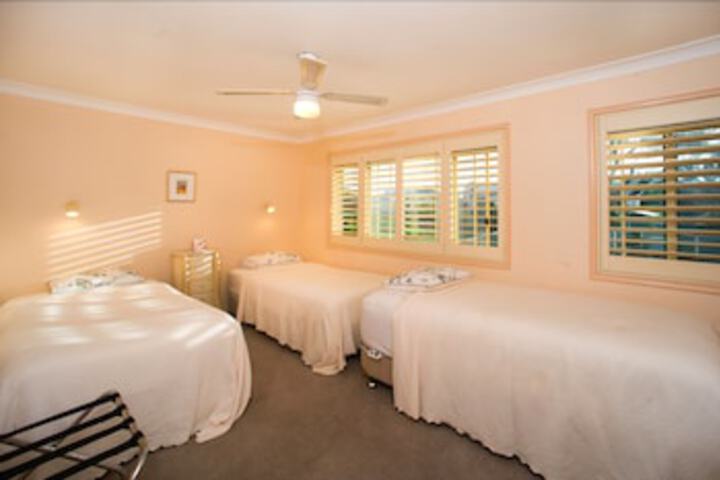Mount Kingiman ACT Accommodation Mount Tamborine