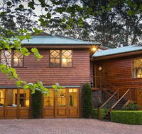 Treetops elegant inviting designer cedar home - Accommodation Mount Tamborine