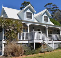 The Dolls House Charming 2 bedroom cottage just a short walk from the village - Accommodation Mount Tamborine