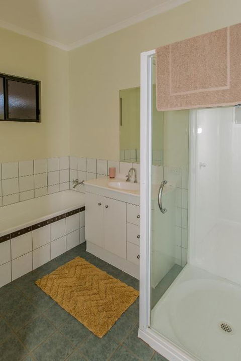 Desert Pea - Accommodation Mount Tamborine 2