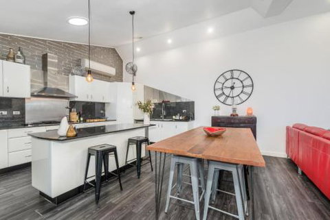 Urban Chic 3 BR House In Wickham - Accommodation Mount Tamborine 2