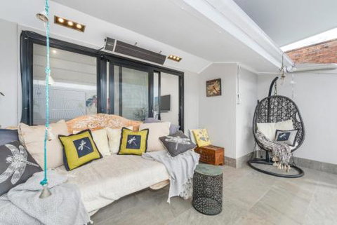 Urban Chic 3 BR House In Wickham - Accommodation Mount Tamborine 5