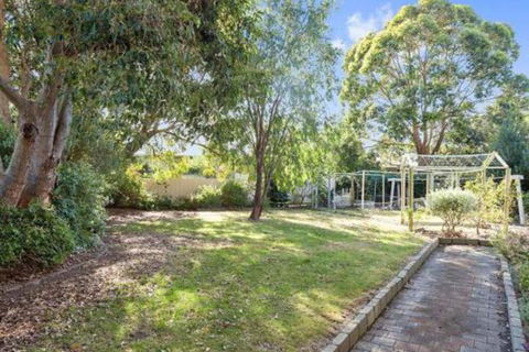 GUMS & ROSES Family Home In The Heart Of Town. - Accommodation Mount Tamborine 0