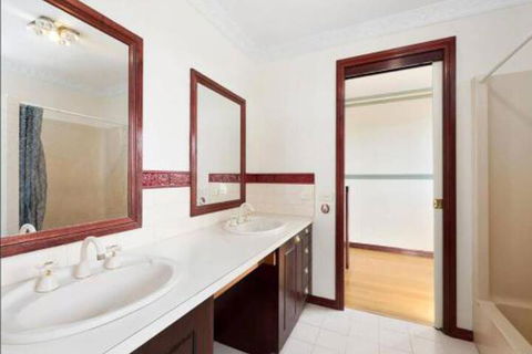 GUMS & ROSES Family Home In The Heart Of Town. - Accommodation Mount Tamborine 3