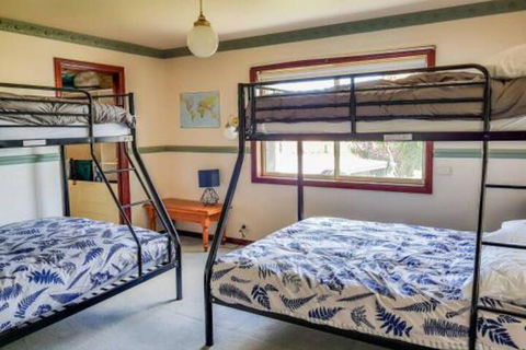 GUMS & ROSES Family Home In The Heart Of Town. - Accommodation Mount Tamborine 1