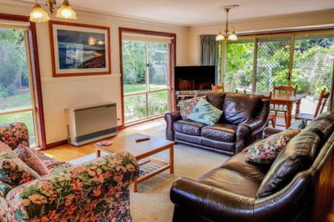 GUMS & ROSES Family Home In The Heart Of Town. - Accommodation Mount Tamborine 4