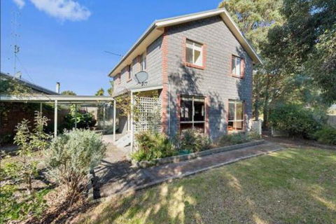 GUMS & ROSES Family Home In The Heart Of Town. - Accommodation Mount Tamborine 6