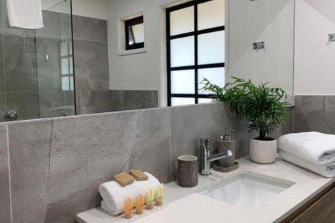 THE DECK HOUSE A WYE RIVER ICON - Accommodation Mount Tamborine 2