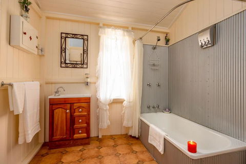 Dillons Cottage - Accommodation Mount Tamborine 2