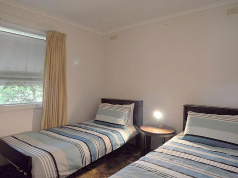 RETRO RETREAT INLET SIDE - Accommodation Mount Tamborine 3