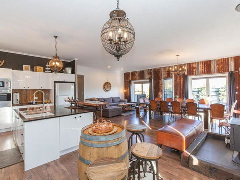 Oak & Barrel / 7 Twynam Street - Accommodation Mount Tamborine 4