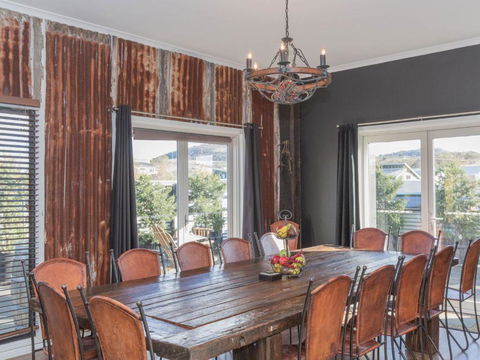 Oak & Barrel / 7 Twynam Street - Accommodation Mount Tamborine 5