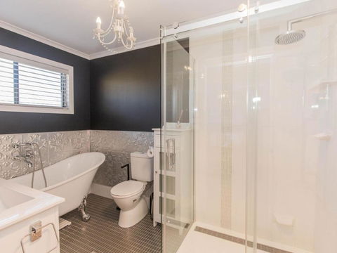 Oak & Barrel / 7 Twynam Street - Accommodation Mount Tamborine 3