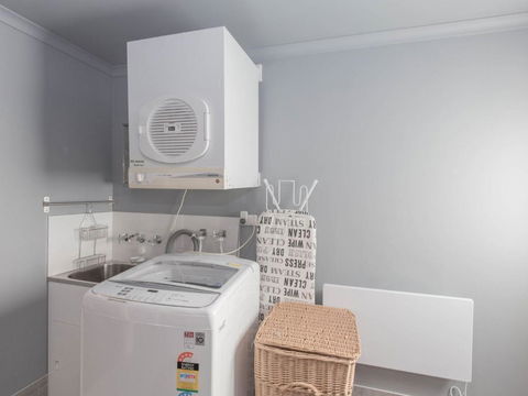 Oak & Barrel / 7 Twynam Street - Accommodation Mount Tamborine 1