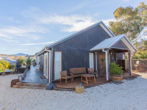 Oak & Barrel / 7 Twynam Street - Accommodation Mount Tamborine 2
