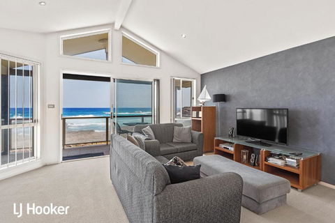 Absolute Waterfront At Anna Bay - Accommodation Mount Tamborine 3