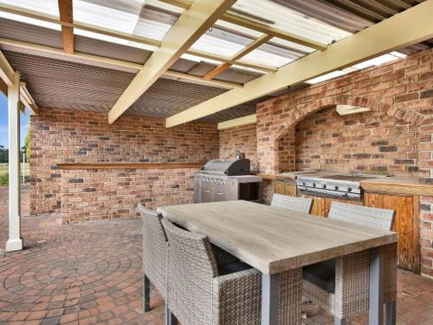 Wine Country Homestead Estate - Accommodation Mount Tamborine 1