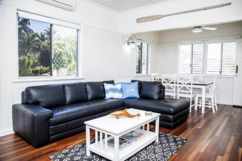 Urangan Harbour Cottage - Accommodation Mount Tamborine 0