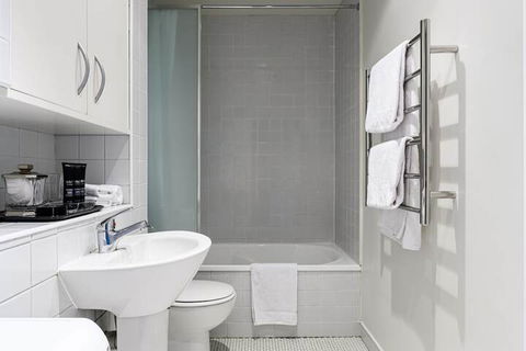 LUCY Laneway Art Fed Square Bars & Flinderst St. Station - Accommodation Mount Tamborine 4