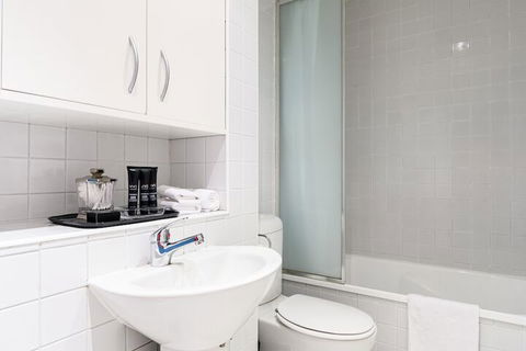 LUCY Laneway Art Fed Square Bars & Flinderst St. Station - Accommodation Mount Tamborine 2